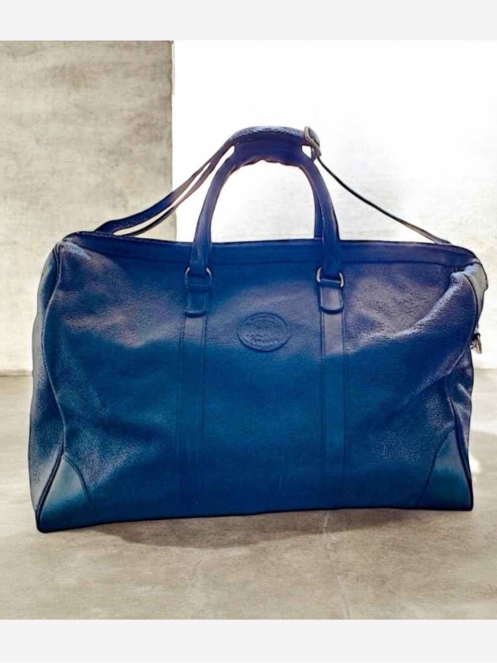 ROOTS Black Travel Large Bag Size h 15.5’ X W 22.5’ X D 11’ APPROX MEASUREMENT